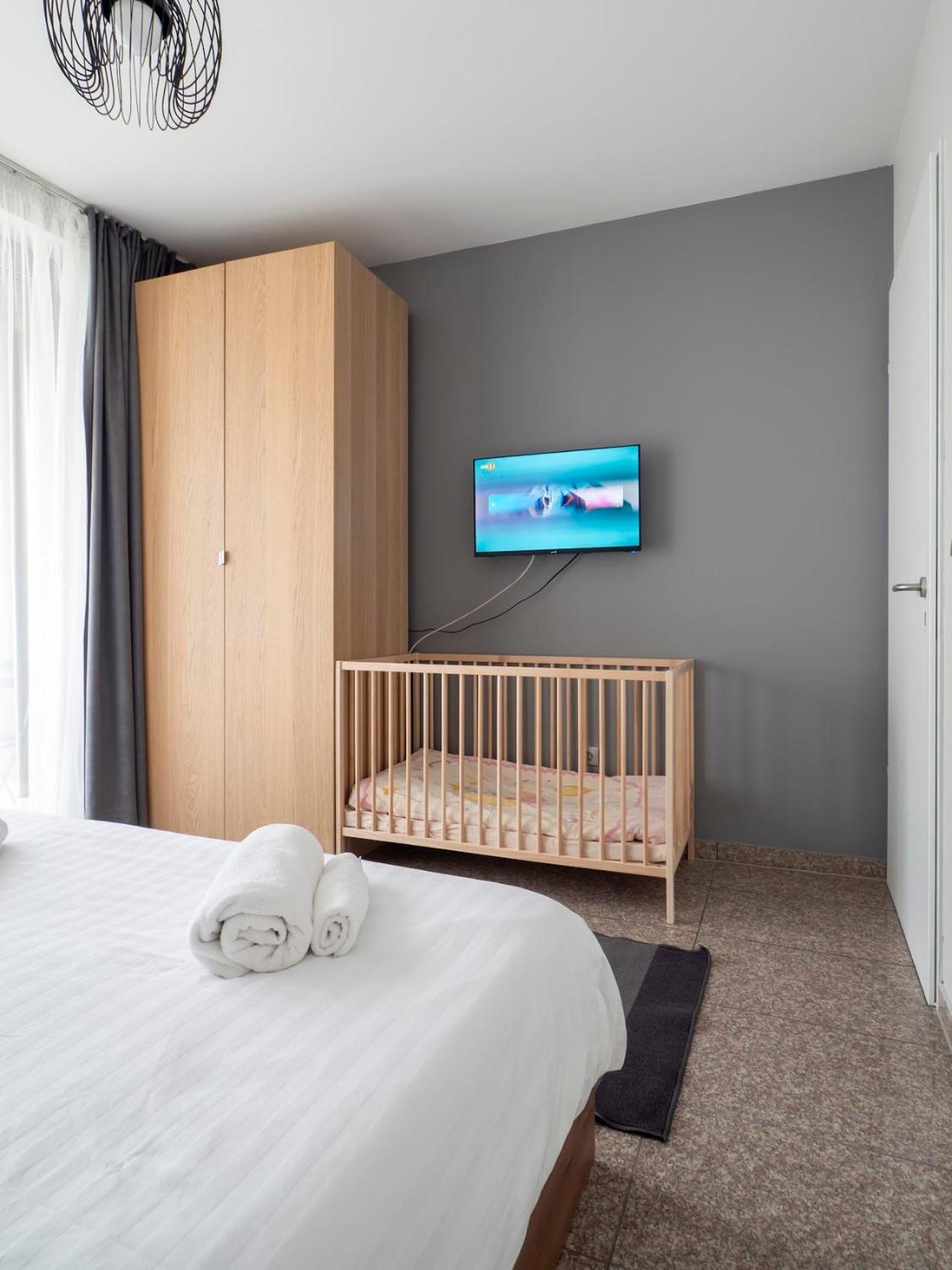 Cozy & Parking Next To St Sophia Hospital *